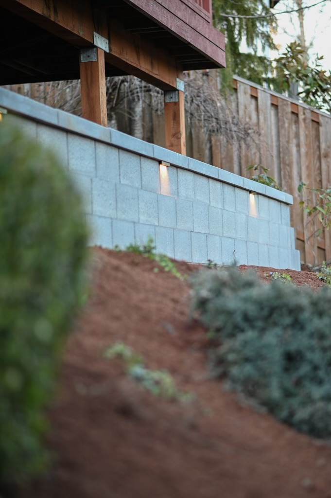 Retaining wall with landscape planting